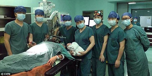 Пожилая китаянка родила здорового сына