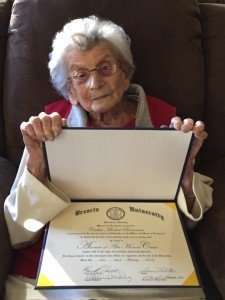 102-летняя долгожительница получила диплом вуза