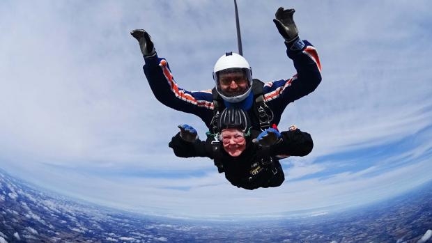 83-летняя британка совершила благотворительный прыжок с парашютом