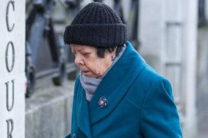 95-летняя жительница Британии переехала работника кладбища