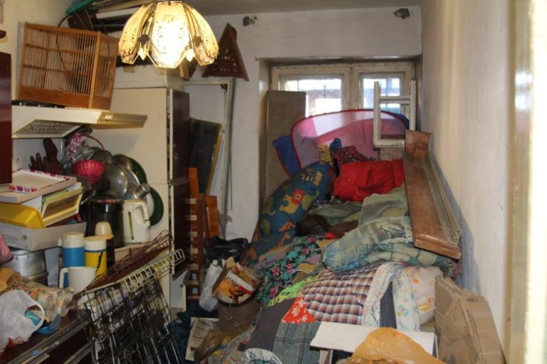 В Хмельницком пенсионерка не смогла войти в свою квартиру из-за мусора