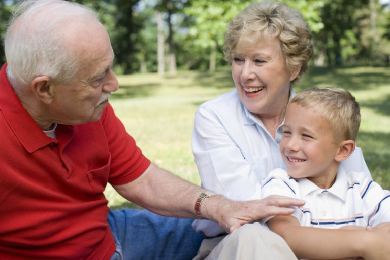 Бабушки, которые заботятся о внуках, живут дальше, — исследование