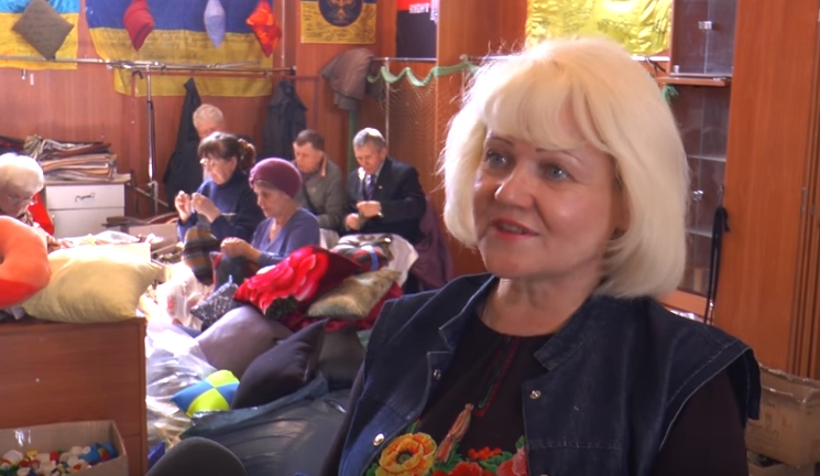 В Хмельницком пожилые волонтеры шьют подушки на фронт (ВИДЕО)