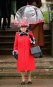 Королева всегда остается королевой: в интернете не перестают обсуждать образ Елизаветы II, на рождественской службе