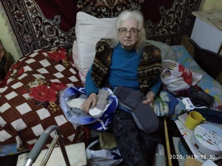 86-летняя одесситка вяжет носки бездомным