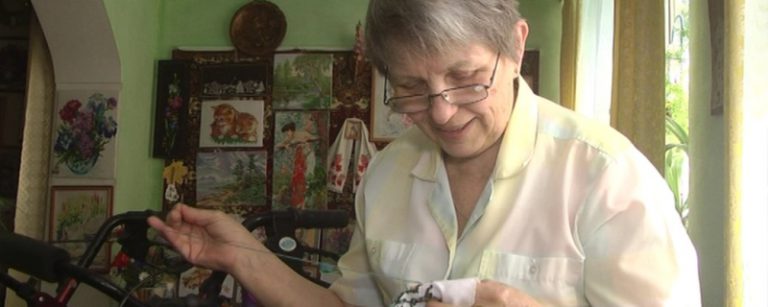 74-летней пенсионерке вышивка помогает забыть о болезни