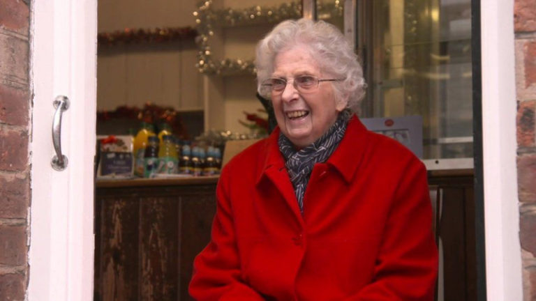 В Великобритании женщина проработала почтальоном 80 лет