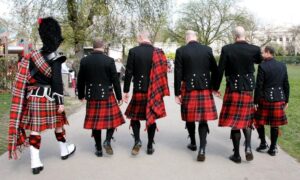 Мужчины в килтах