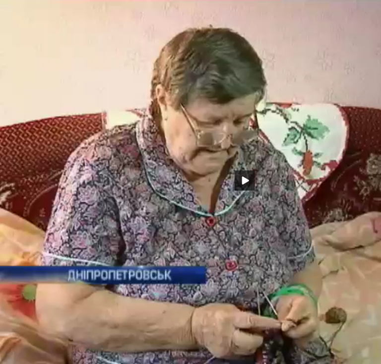 Днепропетровские пенсионеры вяжут теплые вещи военным