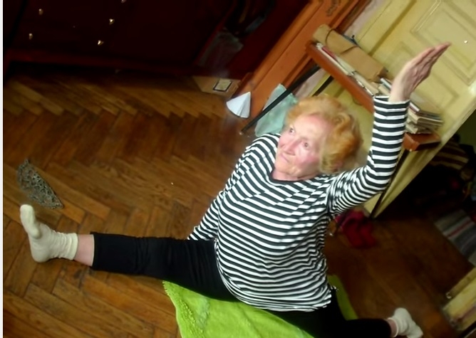 86-летняя одесситка занимается йогой и садится на шпагат