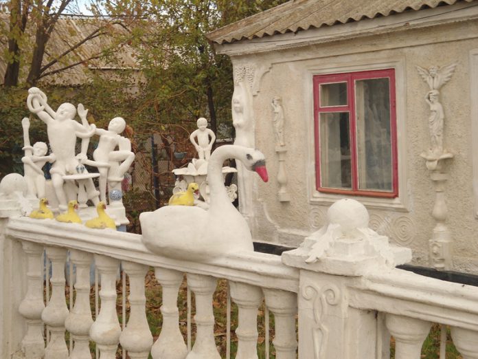 Пенсионер превратил свой дом в музей скульптур