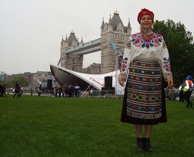 Жительница Тернополя создает народные костюмы