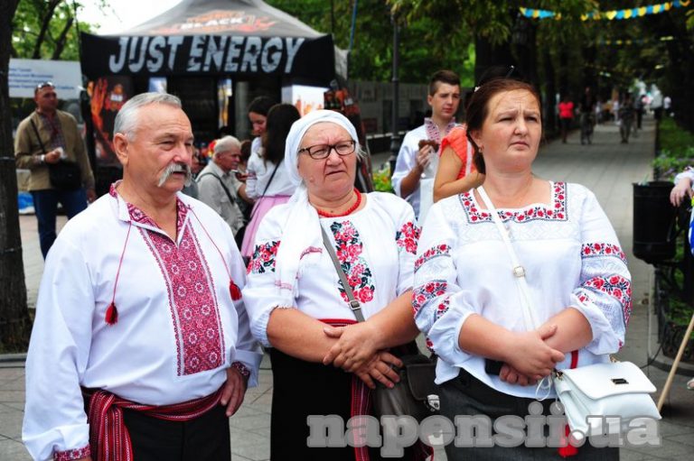 Одесские пенсионеры вышли на улицы в вышиванках (ФОТО)