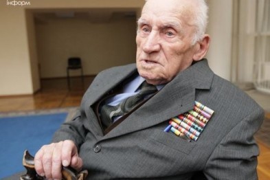 92-летний пенсионер сдал кровь для раненых