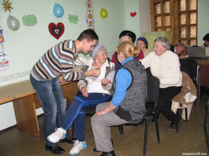 Одесские пенсионеры стали... медсестрами