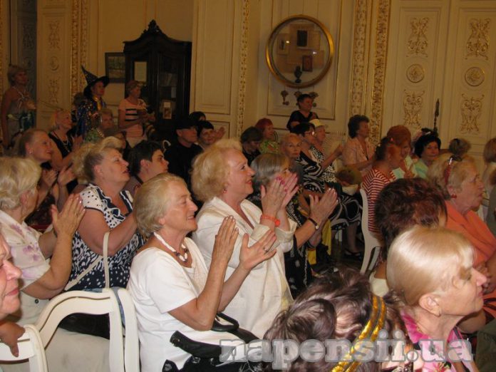 Студенты-пенсионеры из Одессы весело отметили выпускной