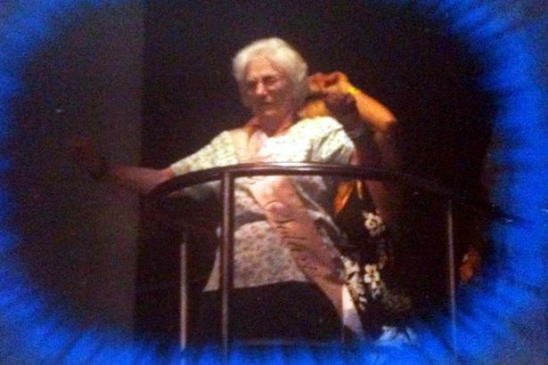 92-летняя бабушка зажгла в ночном клубе (ФОТО, ВИДЕО)