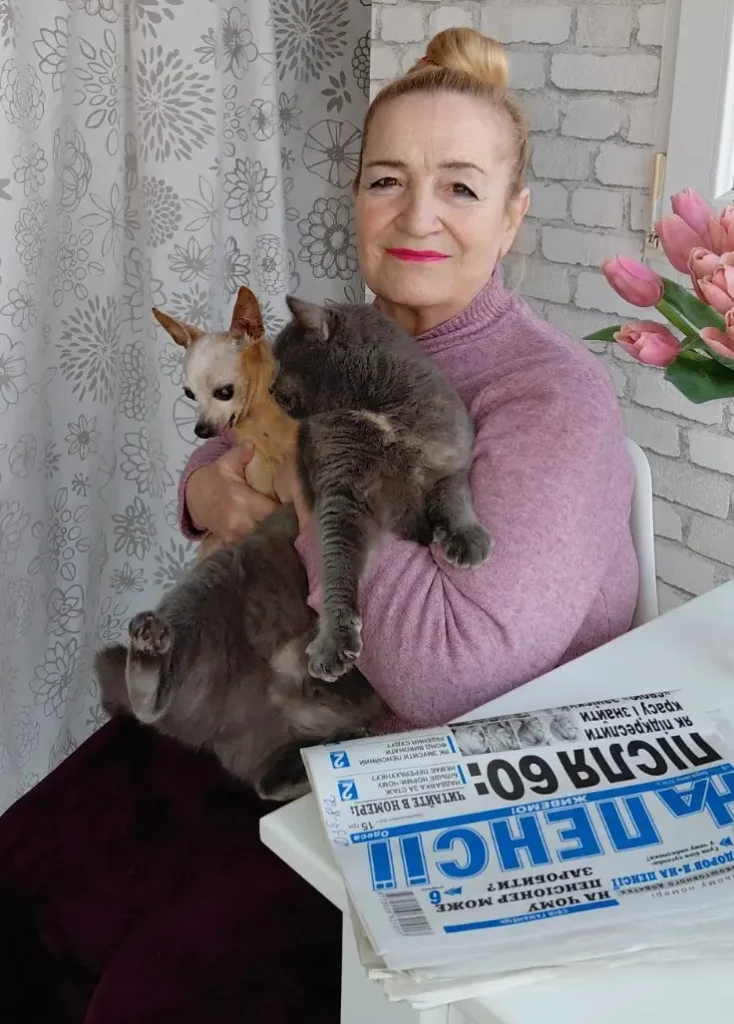 Лікарка з газетою На пенсії