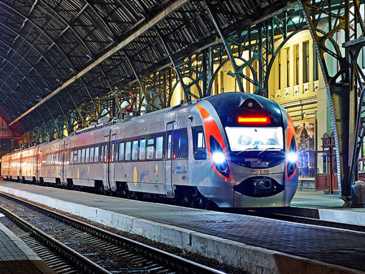 В Украине возобновили продажу железнодорожных билетов в «Приват24»