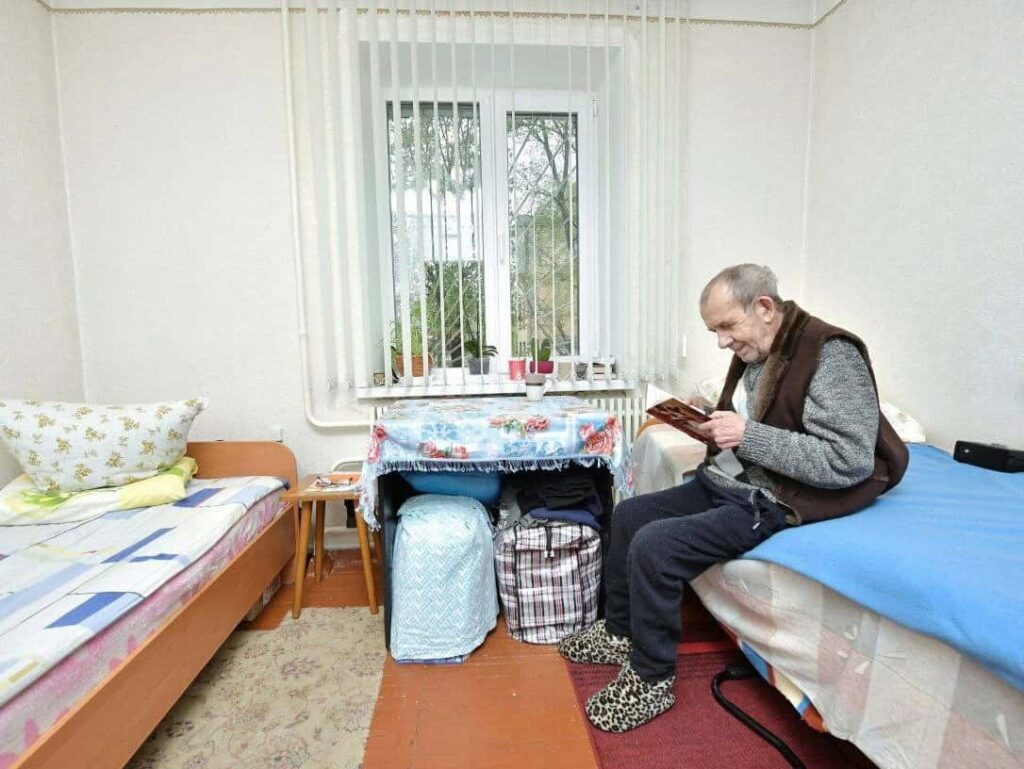 мужчина в комнате
