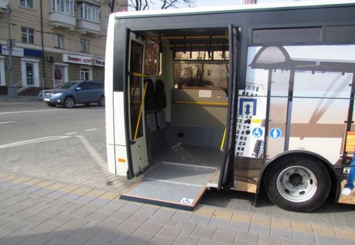 В Украине закупят специальные автобусы для перевозки людей на колясках