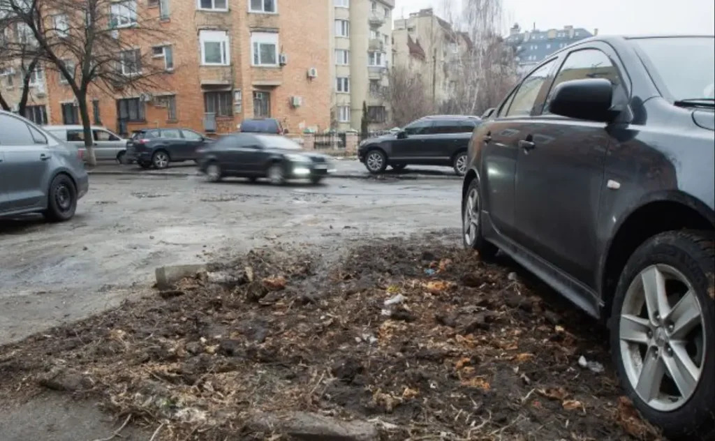 автомобиль во дворе