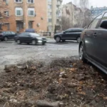 автомобиль во дворе