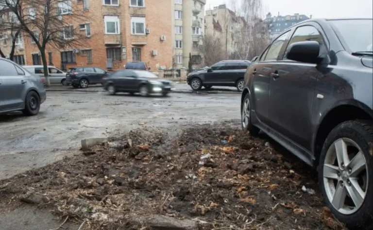 автомобіль у дворі