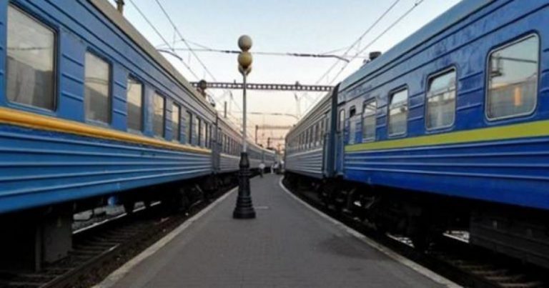«Укрзалізниця» планирует продавать в поездах книги