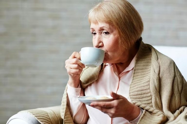 бабушка пьет чай