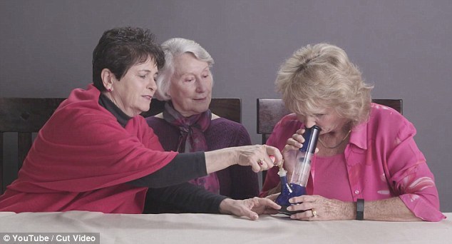 Как три бабушки впервые попробовали курить марихуану (ВИДЕО)