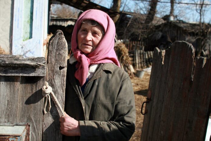 Бабуся біля фіртки