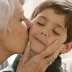Бабуся цілує онука