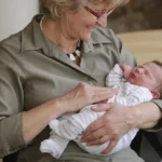 Бабуся тримає немовля