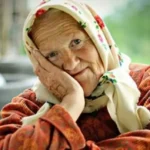 Бабуся в хустці