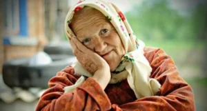 Бабуся в хустці