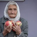 Бабуся з яблуками