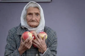 Бабуся з яблуками