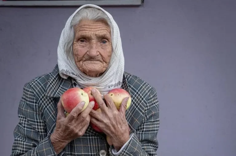Бабуся з яблуками