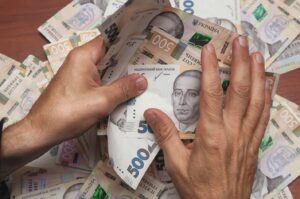 Багато грошей в руках
