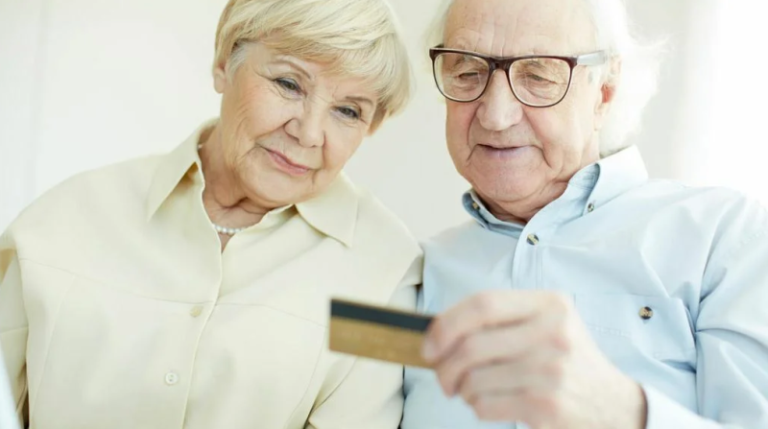 Как перевести пенсию на банковскую карту: в Пенсионном фонде подсказали, что для этого нужно