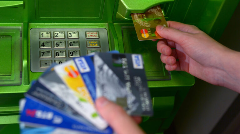Пенсию можно получать не на все банковские карточки. Какие требования предъявляют банкиры?