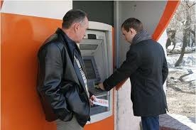 Пенсионеров призывают быть осторожнее у банкоматов