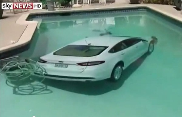 Американский пенсионер случайно въехал на авто в бассейн
