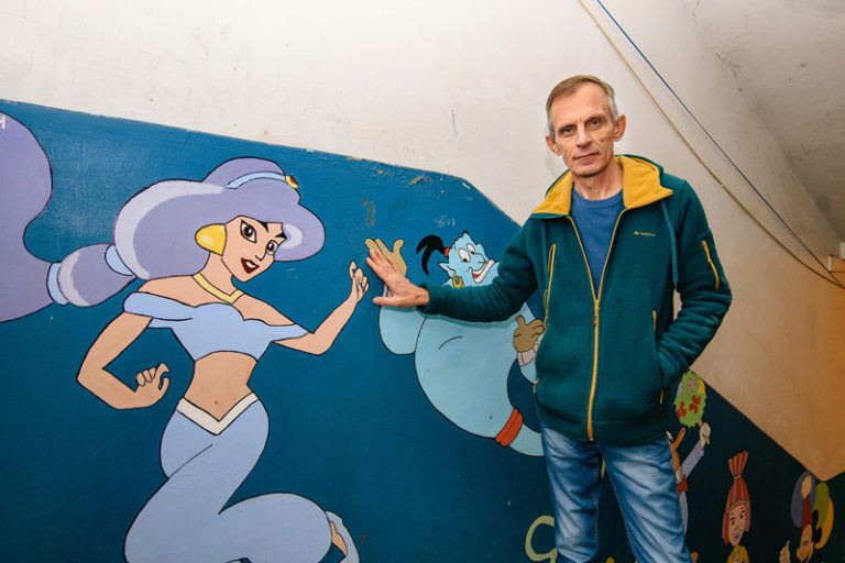 Пенсионер превратил стены подъезда своего дома в мультфильмы (ФОТО)