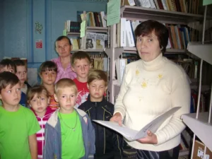 Бібліотекарка з дітьми