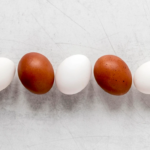 белые и коричневые яйца