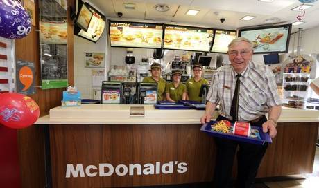 Старейшему сотруднику Макдональдса исполнилось 90 лет