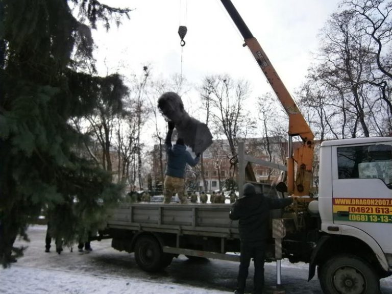 В Чернигове снесли два советских памятника (ВИДЕО)