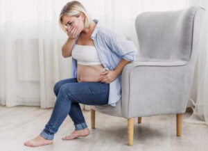 женщина плачет